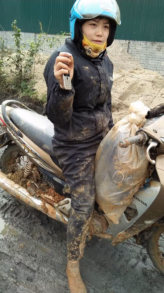 Cam phuc co giao vuot duong lay loi den truong