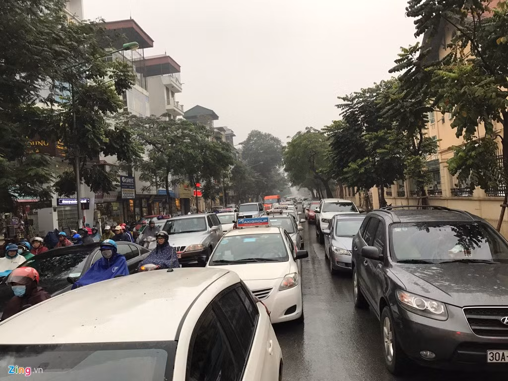 Phố Nguyễn Thái Học đoạn gần các phố Cửa Nam, Lê Duẩn, xe cộ nhúc nhích khổ sở lúc 9h20.