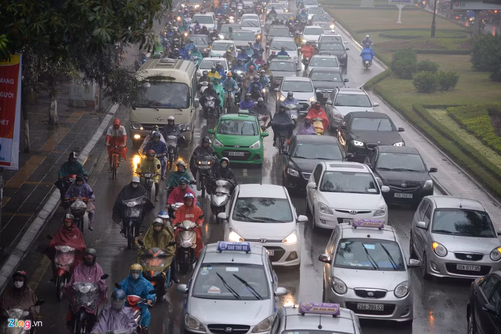 Trục đường Nguyễn Chí Thanh - Trần Duy Hưng cũng trong tình trạng tương tự.