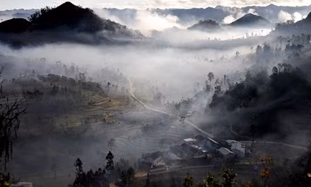 Trong hành trình lên cao nguyên đá Hà Giang vào sáng sớm, du khách dễ bắt gặp khung cảnh hùng vỹ, diệu kỳ như tranh thủy mặc của núi cao và mây trắng, nhất là khi trên đèo Mã Pí Lèng dài 20km, cột cờ Lũng Cú...
