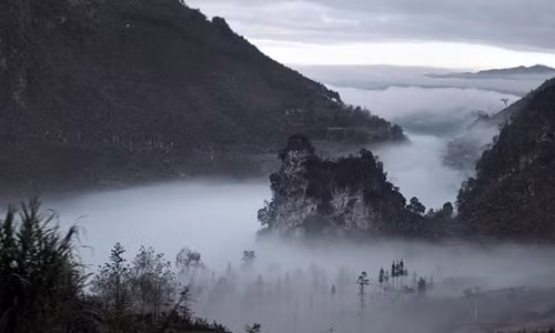 Theo từng con dốc “ngửi trời”, khung cảnh núi-mây ẩn hiện, rồi bất chợt vỡ oà hùng vỹ, mờ ảo. Đưa tay lên cao, du khách như chạm tay tới trời; có cảm giác mát lạnh như đưa tay vào ngăn mát tủ lạnh.