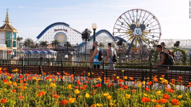 Vòng quay chuột Mickey và tàu lượn Screamin là điểm nhấn ở công viên giải trí Disney's California Adventure, bang California (Mỹ).