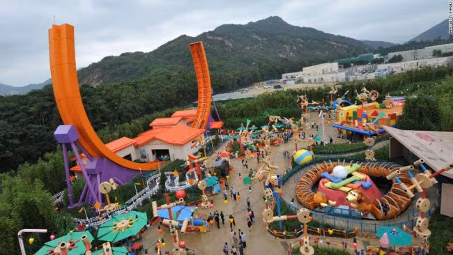 Vương quốc đồ chơi là một trong những khu hấp dẫn nhất trong công viên giải trí Disneyland ở Hong Kong.
