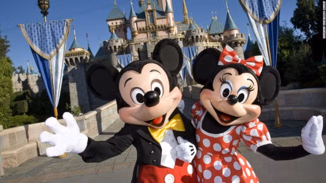 Disneyland ở bang California (Mỹ), là công viên Disney đầu tiên được khai trương vào năm 1955.
