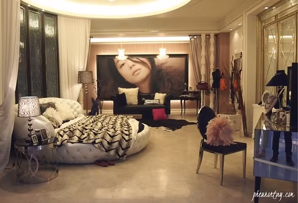 Nếu như phòng của Cheon Song Yi (Jun Ji Hyun thủ vai), ngôi sao Hallyu lớn nhất tại Hàn Quốc trông thật xa hoa, lộng lẫy thì phòng của người ngoài hành tinh Do Min Joon (Kim Soo Hyun thủ vai) lại gợi lên sự tinh tế, thanh lịch đúng như tính cách của anh chàng giáo sư này.