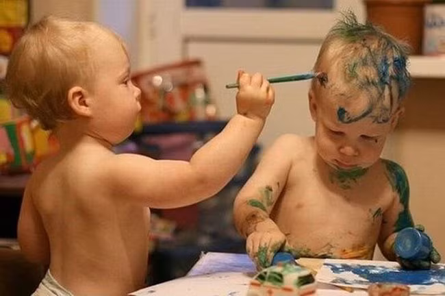 Ngồi yên để anh trang điểm cho nào!