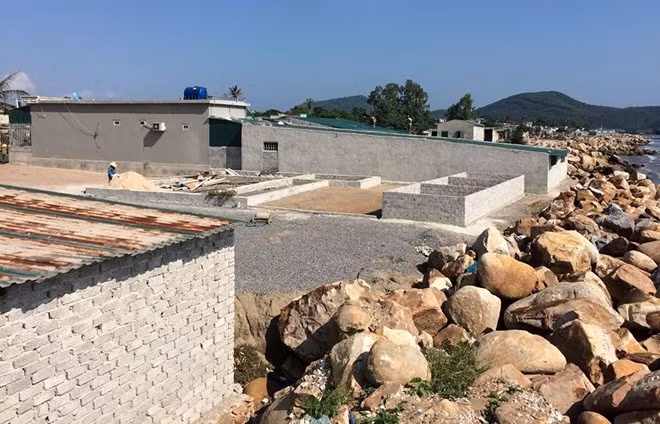Hàng trăm công trình, nhà ở lớn nhỏ mọc trên diện tích đất đền bù dự án cảng container. Ảnh: Nguyễn Dương.