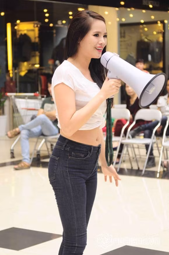 Hoa khôi thể thao Lại Hương Thảo lộ vòng eo kém săn chắc.