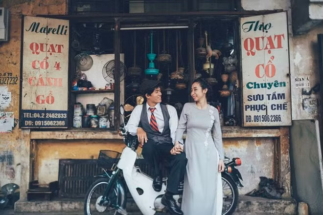 Còn trẻ tuổi, song chú rể lại yêu thích phong cách hoài cổ từ các ngôi nhà đến quán cà phê xưa cũ. Vì vậy, anh lên ý tưởng tái hiện lại Hà Nội những năm 80 qua bộ ảnh cưới của mình.