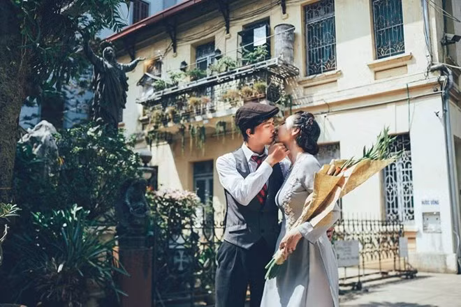 Chú rể cho biết anh đã mất nhiều thời gian tìm những quán cà phê xưa, góc phố, con đường cổ còn sót lại ở Hà Nội để làm địa điểm chụp hình.