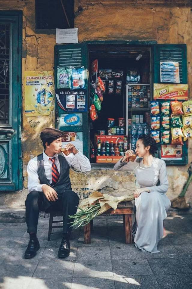 Cặp đôi chia sẻ họ gặp khá nhiều khó khăn trong việc chuẩn bị trang phục. Chú rể do không tìm mua được đồ đám cưới Hà Nội xưa nên đã mượn vest, mũ, giày và cà vạt của chú.