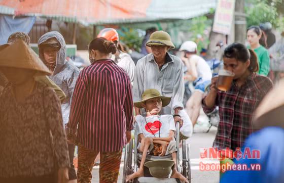 Tuy nhiên, ngày hôm sau lại gặp chính người đàn ông này đưa theo người khác, kể lể hoàn cảnh khác đang xin tiền các tiểu thương trong một khu chợ khác.