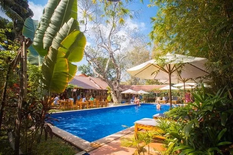 4. La Mer Resort (Phú Quốc) Hạng sao: 3 Không có gì ngạc nhiên khi cái tên La Mer Resort xuất hiện trong giải thưởng dành cho những resort tốt nhất. Nếu có dịp đến đảo Ngọc Phú Quốc thì La Mer Resort là điểm dừng chân rất đáng tham khảo cho du khách khi tọa lạc ở vị trí trung tâm trong khu vực những resort hàng đầu Phú Quốc, cách bãi biển Bà Kèo 3 phút đi bộ. Khách sạn sang trọng nằm giữa khung cảnh nhiệt đới với không gian cây xanh tươi mát, cung cấp các bungalow được bài trí đơn giản, sàn lát gạch và đồ nội thất gỗ với đầy đủ tiện nghi như resort hạng sang nhưng mức giá thấp hơn khá nhiều.