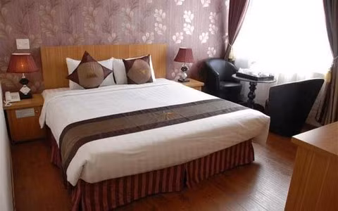 3. Khách sạn Phố Núi (Đà Lạt) Hạng sao: 3 Đà Lạt luôn là thành phố bốn mùa thu hút du khách bởi khí hậu ôn hoà và những phong cảnh tuyệt vời của thác nước, hồ, rừng cây thông và hoa nở. Nằm ở trung tâm thành phố Đà Lạt trên ngọn đồi đối diện hồ Xuân Hương xinh đẹp, khách sạn &amp; nhà hàng Phố Núi Đà Lạt mang đến cho du khách không chỉ chỗ nghỉ thoải mái mà cả những bữa ăn ngon miệng. Trên trang web của Mytour, Phố Núi chính là một trong những khách sạn được nhiều khách hàng dành lời khen nhất.