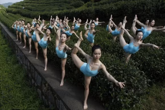 Tạo dáng với các động tác khó.