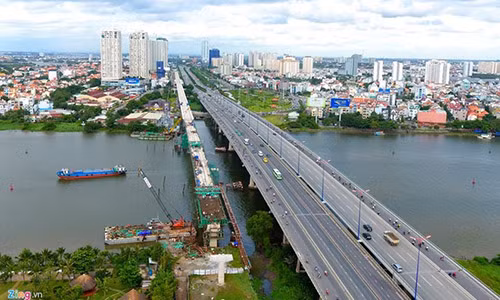 Cầu metro vượt sông Sài Gòn nằm song song với cầu Sài Gòn 1 nối quận 2 với quận Bình Thạnh. Ảnh: Lê Quân.