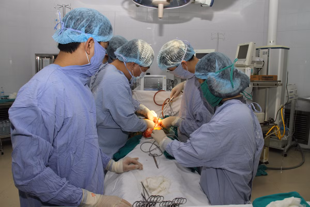 Cứu bệnh nhân vỡ động mạch chủ bụng Cuu benh nhan vo dong mach chu bung
