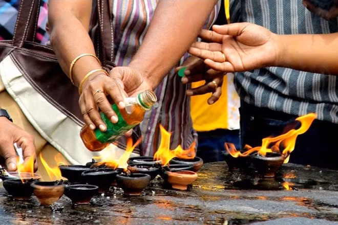 Colombo, Sri Lanka: Vesak là ngày lễ quốc gia ở Sri Lanka. Cư dân khắp nước đều trang hoàng nhà cửa, phố phường với nến, đèn lồng và đèn dầu. Năm 2016, lễ Phật đản quốc tế được tổ chức vào ngày 21/5 (Dương lịch). Hàn Quốc bắt đầu lễ Vesak từ 14/5. Thái Lan, Trung Quốc và Nepal tổ chức vào 20/5, Ấn Độ, Singapore và Sri Lanka là ngày 21/5 (theo Dương lịch).