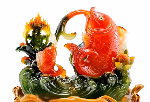 Cá Biểu tượng của sự giàu sang, phú quý và may mắn. Theo thuật phong thủy, cá là biểu tượng chiếm vị trí quan trọng, đặc biệt là cá chép, cá rồng và cá vàng (mắt lồi). Cá đại diện cho sự giàu sang, phú quý bởi ngay trong tiếng Hán thì cá đã mang ý nghĩa của sự sung túc. Các vật phẩm hình cá phong thủy được xem là linh vật mang lại may mắn và có thể được sử dụng để đặt trong văn phòng hoặc tại nhà bạn.
