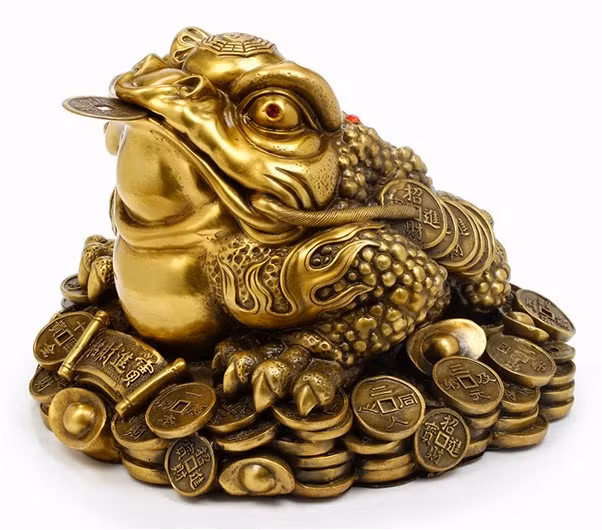 Thiềm thừ (Cóc ba chân) Cóc 3 chân (Thiềm Thừ) là linh vật có ba chân, miệng ngậm đồng tiền vàng, chân đạp lên đống tiền cổ - biểu tượng của sự may mắn về tiền bạc. Linh vật này được dùng trong phong thủy ở những khu vực tốt, tăng cường tài lộc, sự bình an, may mắn đồng thời giảm đi những rủi ro đến với gia đình bạn. Vị trí tốt nhất để đặt linh vật cóc 3 chân là ở góc đối diện chéo với cửa chính, mặt hướng vào bên trong như thể cóc đang nhảy vào nhà. Cóc cũng có thể nằm bên dưới gầm bàn, bên trong tủ hoặc giấu dưới ghế, những đồ đạc khác…Lưu ý không nên đặt cóc đối diện thẳng với cửa chính, cửa sổ.