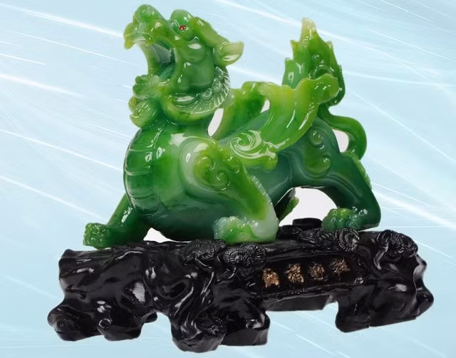 Tỳ hưu Tỳ Hưu còn được gọi là Thiên Lộc, Tịch Tà, Bách giải, là linh vật nổi tiếng nhất có tác dụng chiêu tài tác lộc, may mắn về công danh sự nghiệp, trấn trạch trừ tà khí, bảo vệ tài sản và sự bình yên cho ngôi nhà. Ngoài ra, tỳ hưu còn có tác dụng hóa giải “Ngũ hoàng đại sát” – một sát tinh trong phong thủy thường gây điều bất lợi cho các thành viên trong gia đình về sức khỏe và tài vận.