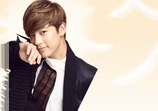  “Massage” Se7en: Nam ca sĩ Se7en và thành viên nhóm nhạc Mighty Mouth - Sangchu gần như tiêu tan sự nghiệp sau khi bị bắt gặp đi uống rượu và đến một tiệm massage 19+ ngay trong thời gian đang nhập ngũ. Không chỉ làm mất hình tượng nghệ sĩ Hàn mà hành động này của hai người còn vi phạm cả quy định quân đội. Đặc biệt là ngay khi scandal chưa hạ nhiệt, Se7en lại tiếp tục bị bắt gặp đến quán massage một lần nữa ngay sau đó không lâu. Hậu quả là Se7en và Sangchu bị phạt tù quân sự 10 ngày, bạn gái 11 năm Park Han Byul chia tay Se7en, công ty quản lý YG chấm dứt hợp đồng, khán giả quay lưng lại với anh.