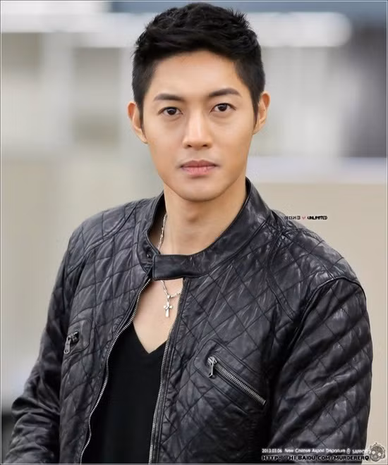  “Xương sườn” Kim Hyun Joong: Thay vì chỉ gọi mình Kim Hyun Joong, khán giả Hàn sẽ đính kèm với tên sao Hàn này với từ “xương sườn” kể từ khi scandal bạo hành của anh với bạn gái. Sáng 22/8/2014, cô Choi - người tự xưng là bạn gái Kim Hyun Joong đã đệ đơn kiện lên cảnh sát tố cáo nam ca sĩ hành hung mình liên tục trong nhiều tháng, thậm chí khiến cô bị rạn nứt xương sườn. Nhưng vụ scandal này không chỉ dừng lại tại đó mà nó còn tiếp diễn trong một thời gian dài với nhiều diễn biến khác và được ví như “Cô dâu 8 tuổi” của làng giải trí Hàn. Không chỉ với Kim Hyun Joong, khán giả cũng phải bất ngờ với biệt danh kinh điển của các ngôi sao khác.