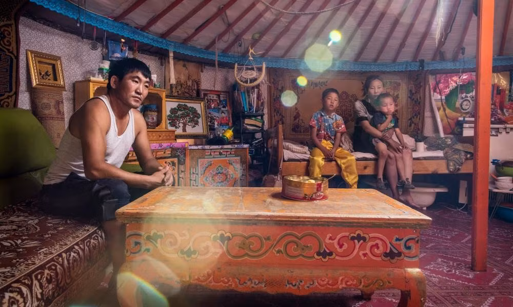 Altansukh Purev và vợ anh, Narmandakh Sainjargal cùng hai đứa con trai sống trong một chiếc lều tại quận Songenkhaihan, thủ đô Ulaanbaatar. Chiếc lều của Altansukh Purev nằm ở một trong số hàng nghìn khu lều trại vùng ven Ulaanbaatar.