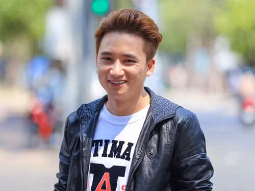 "Sau bản hit Vợ người ta, họ luôn mặc định tôi là mẫu ca sĩ hát nhạc thị trường, ca từ hời hợt, dễ nghe dễ quên". - Dù nhận được nhiều lời khen của giám khảo, nhưng nhiều người vẫn nhận thấy dường như nhạc sĩ Lê Minh Sơn không thích các sáng tác của Phan Mạnh Quỳnh. Anh có nhận ra điều đó? Ngay từ vòng thi đầu tiên, tôi đã biết anh Lê Minh Sơn không thích mình. Sau khi nhạc sĩ Nguyễn Hải Phong giới thiệu tôi là tác giả ca khúc Vợ người ta, tôi thấy anh Sơn đã thay đổi biểu cảm, anh ấy giữ vẻ mặt lạnh lùng, thậm chí chẳng buồn nhận xét tiết mục của tôi. Lúc đó, tôi có chút chạnh lòng vì không biết anh ấy đang nghĩ gì về mình. Qua vòng thi Thử thách, anh Lê Minh Sơn cũng là HLV duy nhất chê tiết mục của tôi. Tuy nhiên, thay vì nghĩ theo chiều hướng tiêu cực, tôi lại học cách chấp nhận và cho rằng đó là điều bình thường trong cuộc sống. Một cuộc thi cần phải có người khen, kẻ chê, chưa kể mỗi người một gu âm nhạc khác nhau, nếu anh Sơn không thích chất nhạc của tôi thì dù có làm gì cũng khó thay đổi.