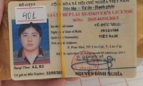 Giấy tờ thành viên trong băng lừa đảo để lại để tạo niềm tin với chủ tiệm cầm đồ.