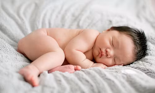Sau sinh, khuôn mặt và hai mắt bé có thể bị phù nhẹ.