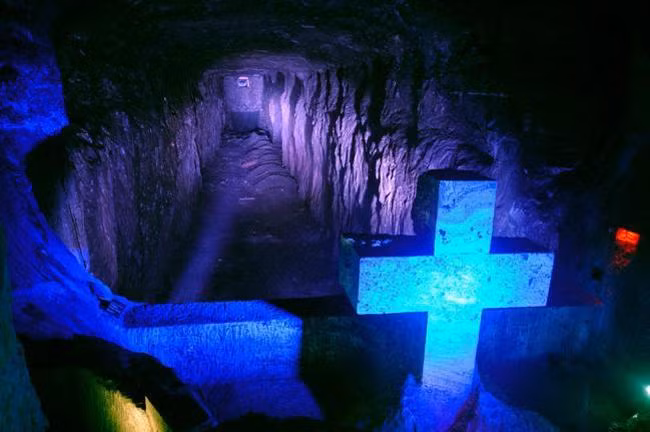 Nhà thờ Salt, Zipaquirá là công trình kiến trúc nghệ thuật nổi tiếng ở Colombia. Nhà thờ nằm ở độ sâu 200m dưới lòng đất trong đường hầm của một mỏ muối, do các thợ mỏ xây dựng khoảng những năm 1932 để cầu nguyện hàng ngày.
