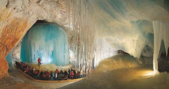 Hang băng Eisriesenwelt, Áo như chốn thiên đường bí ẩn dưới lòng đất ai cũng ao ước một lần được đặt chân đến. Eisriesenwelt là hang đá vôi được hình thành từ hàng triệu năm trước với khung cảnh kỳ ảo, lung linh với hàng ngàn tảng băng hình thù lạ mắt.