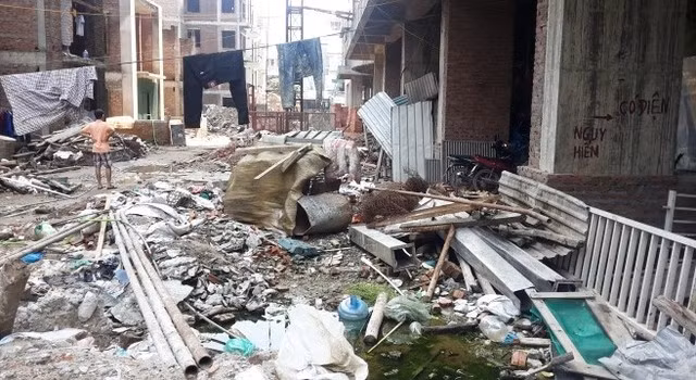 Lộn xộn và hoang tàn là những điều mà phóng viên ghi nhận được tại dự án chung cư 52 Lĩnh Nam.