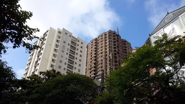Hiện, tại dự án “Tổ hợp trung tâm thương mại văn phòng và nhà ở hỗn hợp” 52 Lĩnh Nam, theo quan sát của phóng viên, lác đác vài người thợ thi công xây dựng trong công trường, đường đi nội bộ dự án thì ngập nước, vật liệu xây dựng ngổn ngang, nhiều hạng mục đã mọc rêu từ khá lâu. Không những vậy, nhiều ngôi nhà sát dự án buộc phải chống bằng những thanh sắt lớn để không bị sập. Bức tường bao quanh dự án 52 Lĩnh Nam nứt toác.