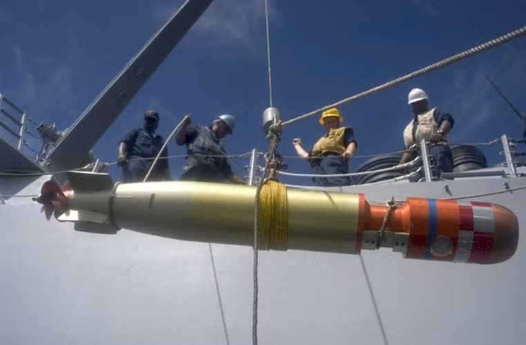 Các thủy thủ trên tàu khu trục USS Lassen nâng một quả ngư lôi trong một đợt diễn tập trên Biển Thái Bình Dương ngày 19/4/2007. Ảnh Hải quân Mỹ