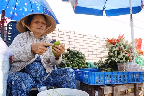 Trải qua bao thay đổi, dù phải đối mặt với bao khó khăn. Nhưng cái duyên đối với trái cau, lá trầu đã đi vào tâm thức, tình cảm của những người bán ở chợ trầu cau sau bao nhiêu năm gắn bó.