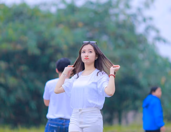 "Xem trận cầu hôm ấy buồn vui lẫn lộn, lúc sung sướng đến bùng nổ, lúc lại hụt hẫng tiếc nuối. Đúng là chỉ có bóng đá mới đem lại những cảm xúc như thế", Quỳnh Như chia sẻ.