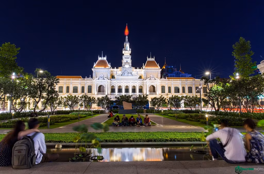 Dưới chân tượng đài Chủ tịch Hồ Chí Minh phía trước uỷ ban tập trung rất nhiều bạn trẻ, du khách tới tham quan, vui chơi về đêm.