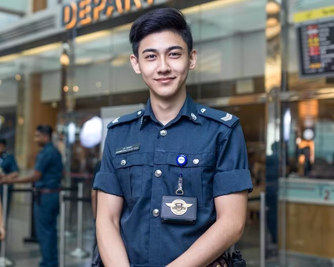 Lee Minwei (Singapore) hiện là cảnh sát hỗ trợ tại sân bay Changi. Chàng trai 22 tuổi bất ngờ có hàng chục nghìn fan khi hành khách lén chụp ảnh anh và đăng lên mạng. Nụ cười duyên cùng phong thái làm việc chuyên nghiệp, tận tâm của Minwei khiến anh dễ dàng ghi điểm trong mắt nhiều người. Ảnh: FB Changi Airport.