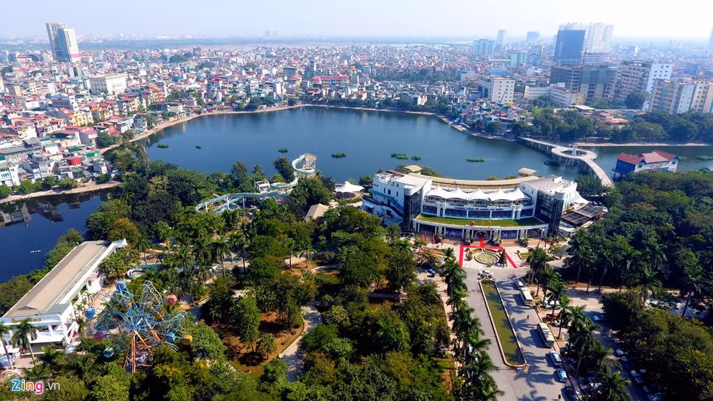 Công viên Tuổi Trẻ Thủ Đô thuộc phường Thanh Nhàn, quận Hai Bà Trưng (Hà Nội) là một trong những công viên quy mô vào bậc nhất thành phố, xây dựng trong 5 năm nhưng đến nay hoang vắng, xuống cấp trầm trọng. Dự án rộng 26,43 ha được TP. Hà Nội phê duyệt quy hoạch chi tiết 1/500 từ ngày 29/12/2000.