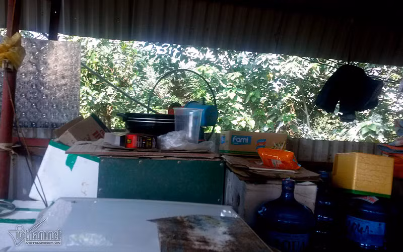 Nhiều người dân sống cạnh nhánh sông này thông tin: Nguồn nước ở đây ô nhiễm từ rất nhiều năm nay, chẳng còn ai dám chạm tay xuống nước hay lội xuống sông, vì cứ ra sông mà nhúng tay chân vào nước là nổi mẩn ngứa, bỏng rát ngoài da…
