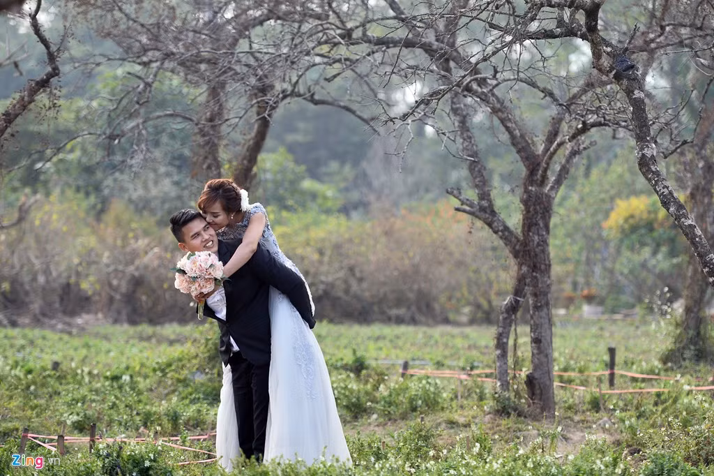"Việc tạo dáng thực tế khá mệt, chưa kể còn phải ôm ấp, nghiêng đầu, vặn tí vai, xoay đi xoay lại mà ảnh vẫn chưa đẹp. Trước khi chụp thì hào hứng, đến đây một lúc, tôi thấy quá mệt", một nam chính tâm sự.