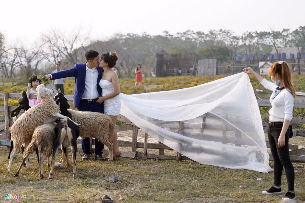 Phó nhòm yêu cầu hôn thì phải hôn, nói gì nghe nấy.