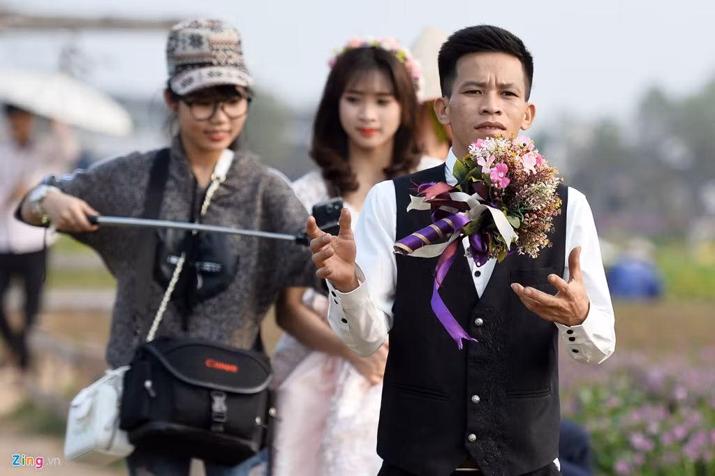 Những chú rể không phải cầm váy cho cô dâu thì có cơ hội thư giãn, "vừa đi vừa nghịch".