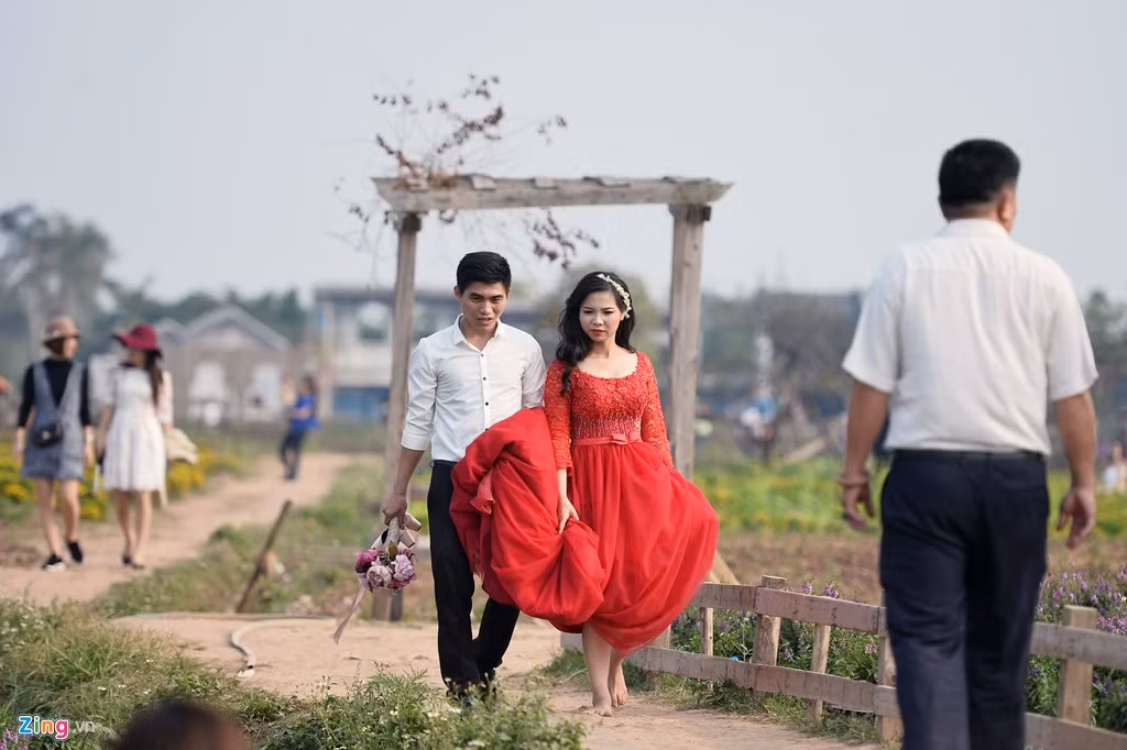 Ngoài chụp ảnh, nhiệm vụ của các chàng trai còn là "bưng bê suốt chặng đường sáng tác".