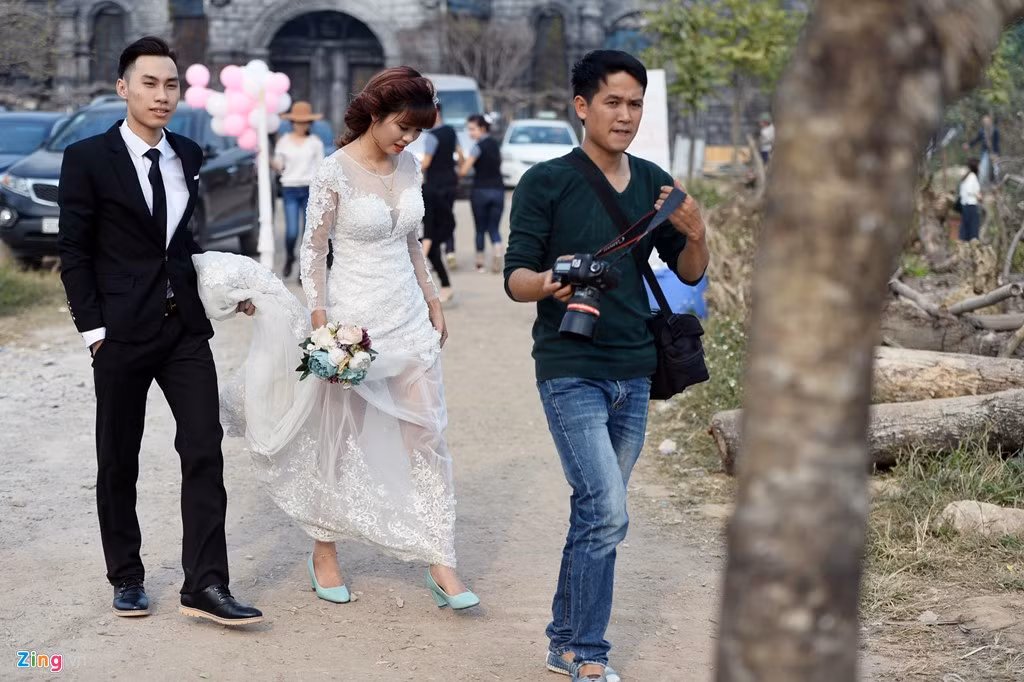 Các đôi trẻ luôn "đi theo" nhiếp ảnh gia.