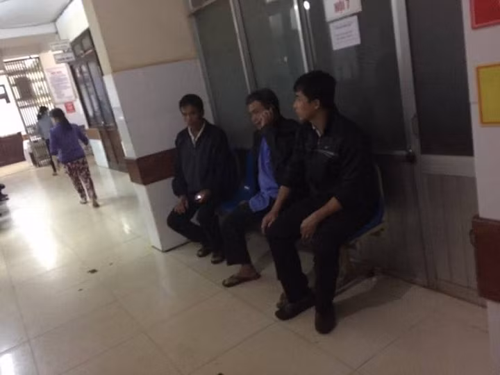 Người thân thẫn thờ ngồi đợi bên ngoài phòng cấp cứu.