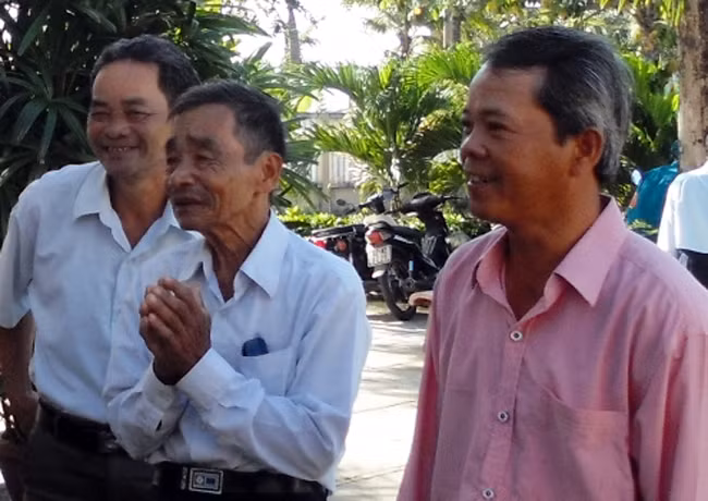 Anh Châu cùng người cha và anh trai cả trong lần hội ngộ cùng cựu binh Trường Sa dịp 22/12/2012.