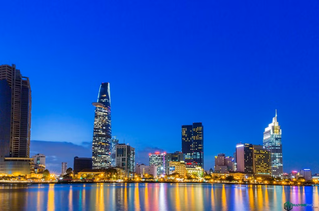 Từ khu vực công viên nóc hầm Thủ Thiêm, phóng tầm mắt về phía trung tâm thành phố, bạn sẽ thấy những tòa cao ốc đèn sáng rực trong đêm.